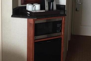 هتل Town & Country Inn And Suites