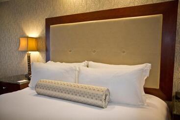 هتل Town & Country Inn And Suites