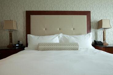 هتل Town & Country Inn And Suites