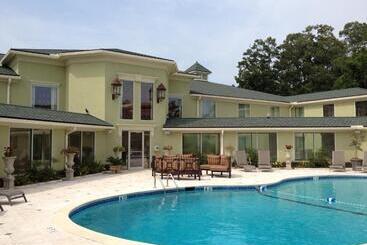 هتل Town & Country Inn And Suites