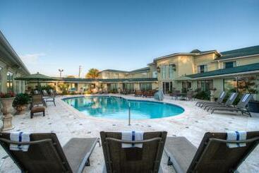 هتل Town & Country Inn And Suites