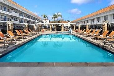 هتل Tropicana Inn And Suites