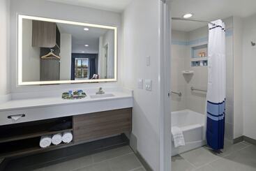 هتل Tropicana Inn And Suites