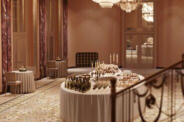 هتل Waldorf Astoria New York