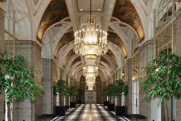 هتل Waldorf Astoria New York