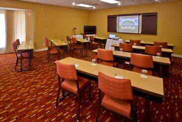هتل Courtyard By Marriott Lansing
