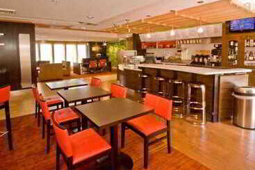 هتل Courtyard By Marriott Lansing