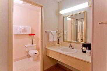 هتل Courtyard By Marriott Lansing