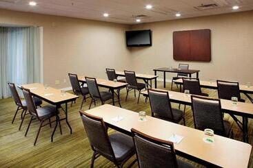 هتل Courtyard By Marriott Lansing