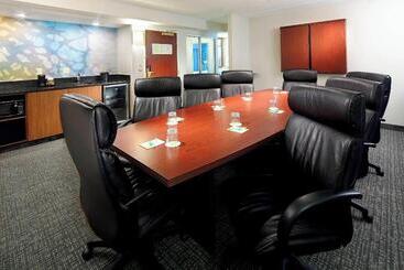 هتل Courtyard By Marriott Lansing