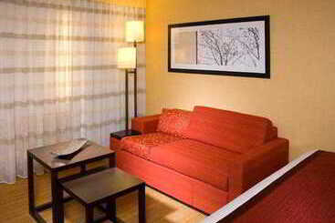 هتل Courtyard By Marriott Lansing