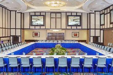هتل Hilton Trinidad & Conference Centre