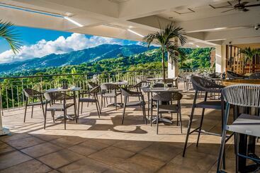 هتل Hilton Trinidad & Conference Centre