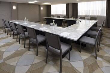 هتل Holiday Inn Winnipeg South, An Ihg
