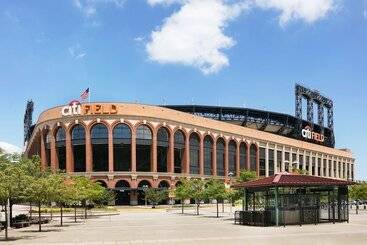 هتل Laguardia Plaza