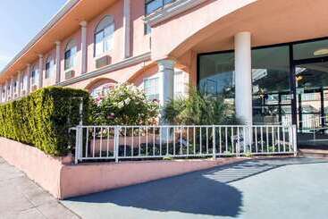 هتل Rodeway Inn Near Melrose Ave