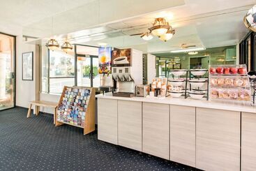 هتل Rodeway Inn Near Melrose Ave