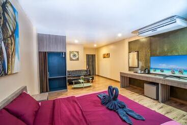 هتل S A F E Residence Patong