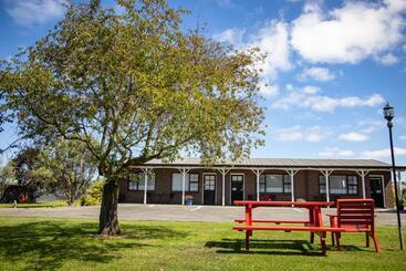 Colonial Lodge Motel