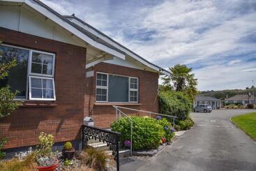 Colonial Lodge Motel
