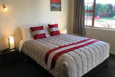 Colonial Lodge Motel