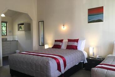 Colonial Lodge Motel