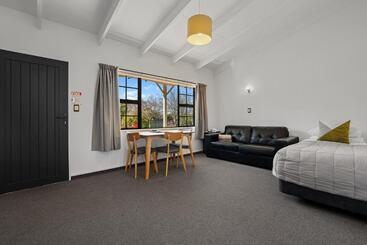 Colonial Lodge Motel