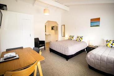 Colonial Lodge Motel