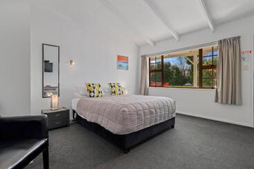 Colonial Lodge Motel