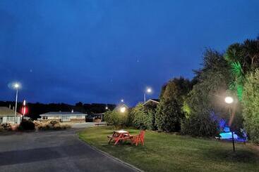 Colonial Lodge Motel