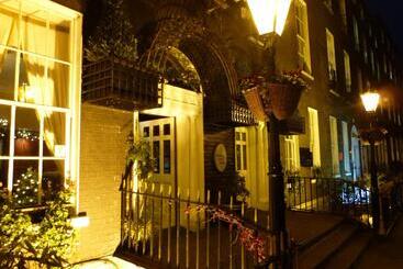 هتل Russell Court