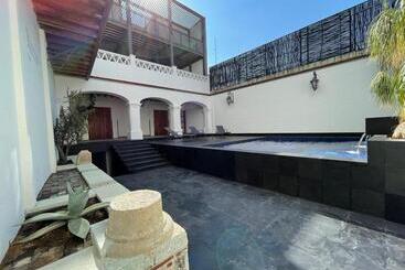 مسافرخانه Boutique Naura Centro