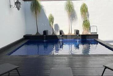 مسافرخانه Boutique Naura Centro