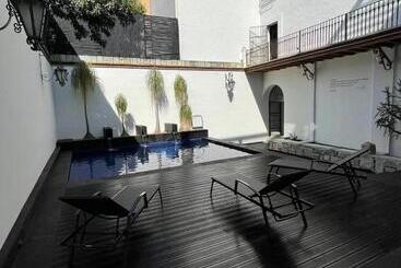 مسافرخانه Boutique Naura Centro