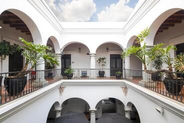 مسافرخانه Boutique Naura Centro