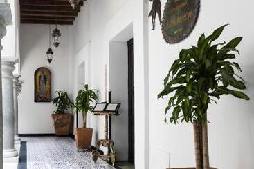مسافرخانه Boutique Naura Centro