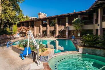 هتل Best Western Plus Arroyo Roble & Creekside Villas