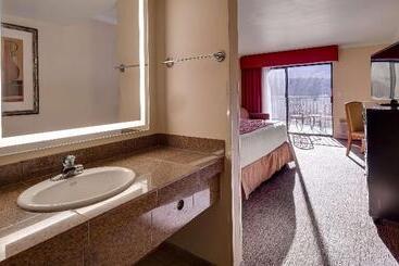 هتل Best Western Plus Arroyo Roble & Creekside Villas