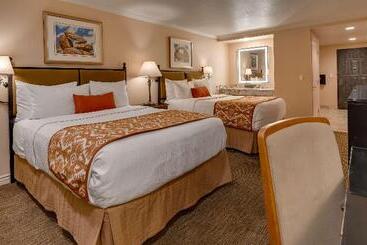 هتل Best Western Plus Arroyo Roble & Creekside Villas