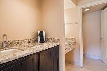 هتل Best Western Plus Arroyo Roble & Creekside Villas