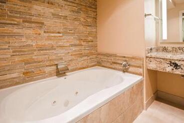 هتل Best Western Plus Arroyo Roble & Creekside Villas