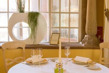 בית מלון כפרי Hostellerie De La Pommeraie By Popinns