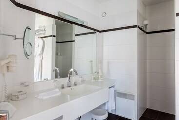בית מלון כפרי Hostellerie De La Pommeraie By Popinns