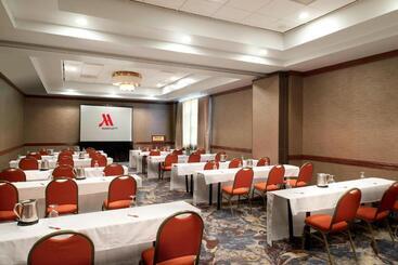 هتل Marriott St. Louis West