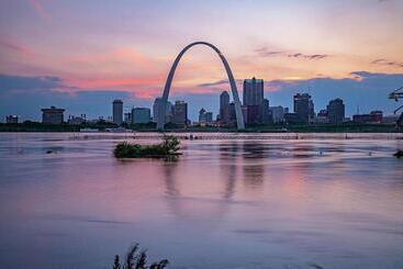 هتل Marriott St. Louis West