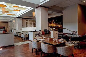 هتل Marriott St. Louis West
