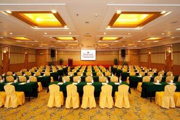 Отель Ramada By Wyndham Pearl Guangzhou Canton Fair Free Shuttle Bus