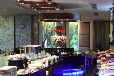 Отель Ramada By Wyndham Pearl Guangzhou Canton Fair Free Shuttle Bus