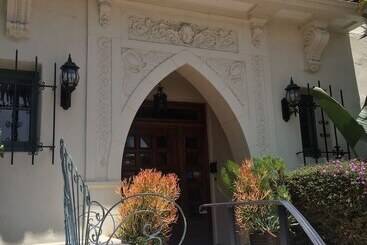 هتل The Eagle Inn