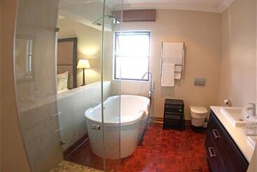 هتل Rosebank Lodge Guesthouse By Claires